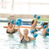 Mensen die bezig zijn met aquafitness in het Lentebad in Zevenaar